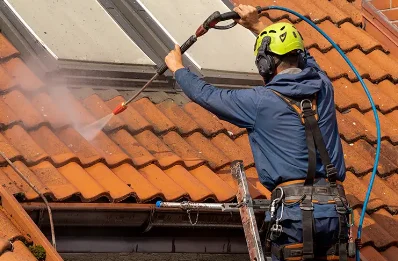 Démoussage et hydrofuge de toiture à Outines